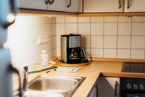 Kjøleskap, mikrobølgeovn, ovn og kokeplater