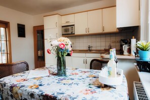 Fridge, microwave, oven, stovetop - Holiday Home Warf in East Frisia – Peaceful, Comfortable and Well Located (Aurich)