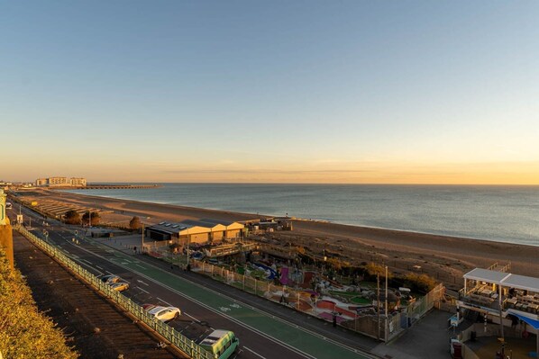 A coastal road with a beach and a marina. - Host Stay Portland Apartment (Brighton)