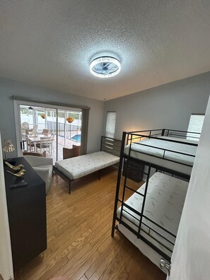 4 bedrooms, iron/ironing board, WiFi, bed sheets - Spacious 4-bedroom house in delightful Sarasota with WiFi, AC (Sarasota)