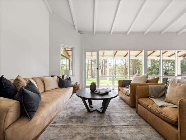 Télévision, cheminée, livres