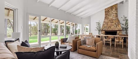 Télévision, cheminée, livres