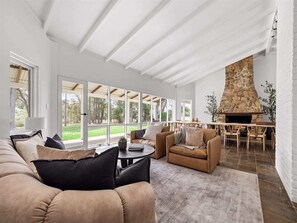 Fernseher, Kamin, Bücher