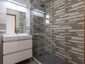 Dusche, Handtücher, Toilettenpapier