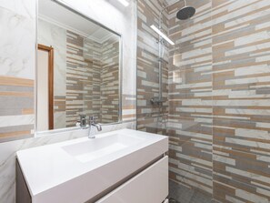 Dusche, Handtücher, Toilettenpapier