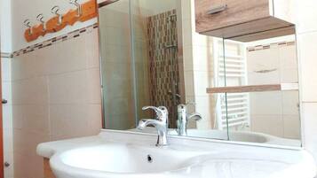 Doccia, bidet, asciugamani, carta igienica