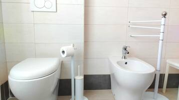 Doccia, bidet, asciugamani, carta igienica