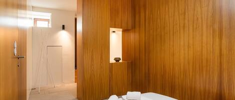 Iron/ironing board, Internet, bed sheets