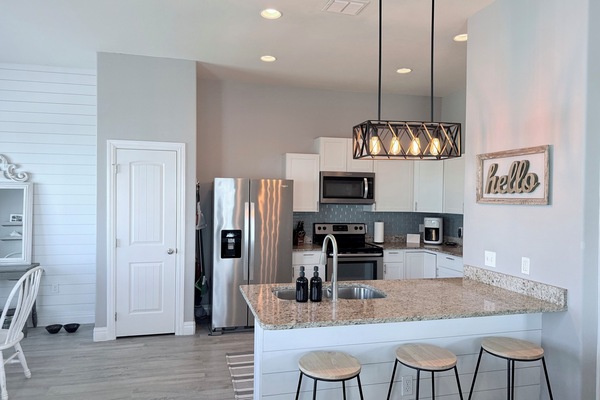 Frigorífico, microondas, horno y placa de cocina