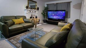 House | Living area | Fireplace - 4 Bed House - Sleeps 8 - Parking - Garden - Wifi (Buckingham)