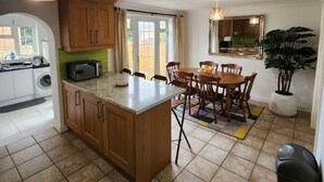 House | Dining - 4 Bed House - Sleeps 8 - Parking - Garden - Wifi (Buckingham)