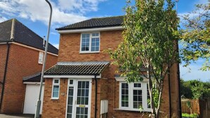 House | Exterior - 4 Bed House - Sleeps 8 - Parking - Garden - Wifi (Buckingham)