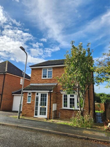 4 Bed House - Sleeps 8 - Parking - Garden - Wifi
