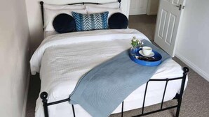 House | 4 bedrooms, iron/ironing board, WiFi (free), bed sheets - 4 Bed House - Sleeps 8 - Parking - Garden - Wifi (Buckingham)