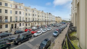Une rangée de maisons mitoyennes séparées par une rue.