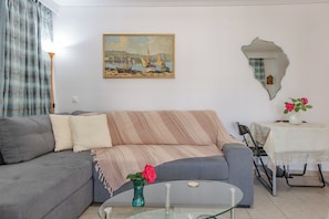 Smart TV - Flat w. Parking at Flisvos Marina & SNFCC, 300mbps (Athens, Palaio Faliro)