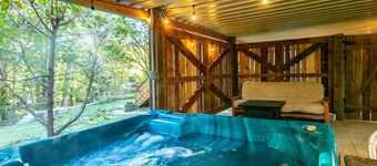 City Access Country Charm w/ Hot Tub and King