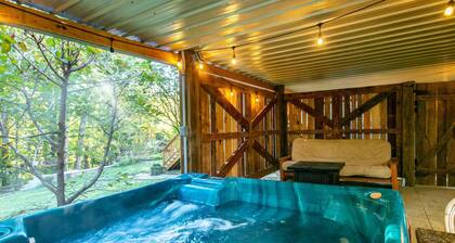 City Access Country Charm w/ Hot Tub and King