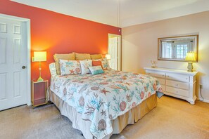 3 bedrooms, iron/ironing board, Internet, bed sheets - Cozy North Myrtle Beach Home: 3 Blocks to Ocean! (North Myrtle Beach)