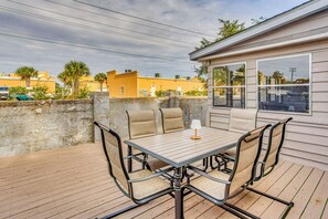 Outdoor dining - Cozy North Myrtle Beach Home: 3 Blocks to Ocean! (North Myrtle Beach)