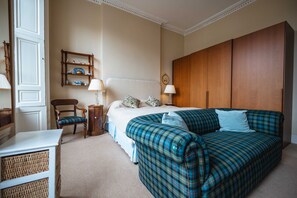 3 bedrooms, iron/ironing board, travel crib, WiFi (free) - 19/ 4 Union Street - sleeps 5 guests  in 3 bedrooms (Edinburgh)