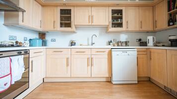 Four, lave-vaisselle, cafetiĂšre/bouilloire, grille-pain