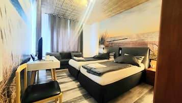 Eenvoudige kamer, 1 twee- of 2 eenpersoonsbedden | Een bureau, geluiddichte muren, gratis wifi