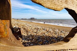 A beach with pebbles and a pier in the background. - Host Stay Montpelier Colours (Brighton)