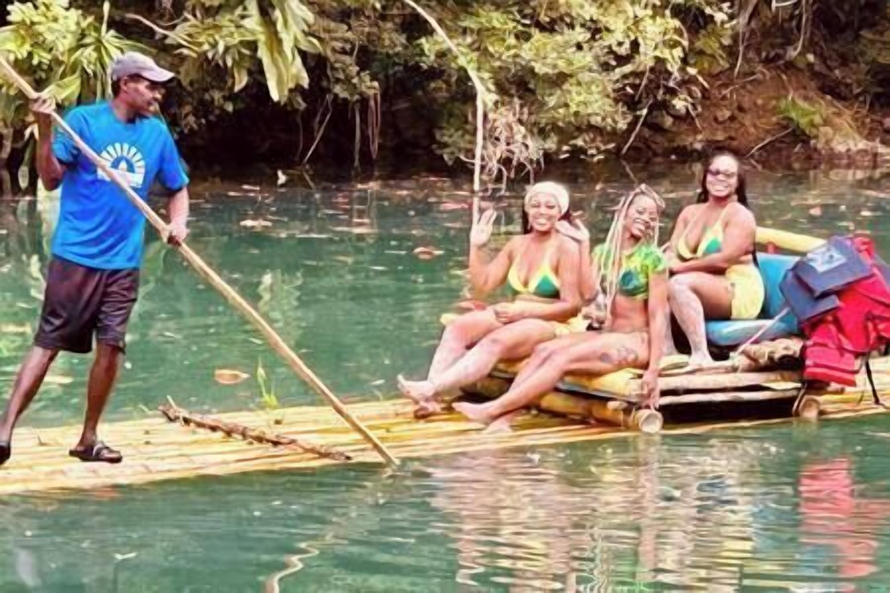 Un groupe de personnes se trouve sur un radeau en bambou, sur une étendue d’eau, et un guide tient un long bâton.