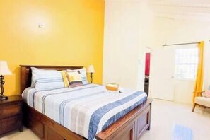2 bedrooms, iron/ironing board, travel cot, Internet - Best 2BR Fam Friendly near all*beach/pool/shuttle (Falmouth)