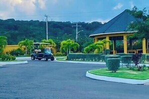 Property grounds - 3BR/3BA*Paradise*Beach*BBQ*Gym*Pool*Free Breakfast (Falmouth)