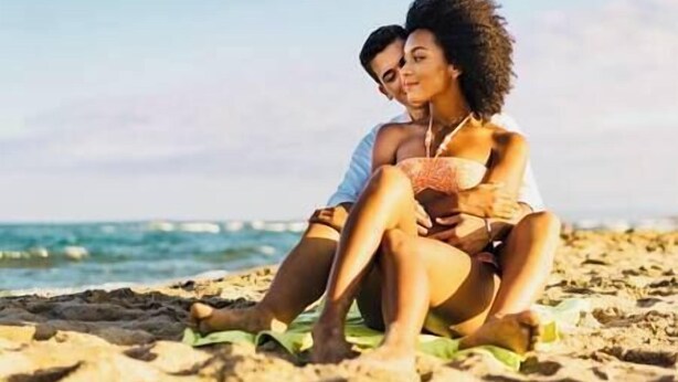 Two people sitting on a beach towel. - Oceanview couples retreat*pool/raft/beach/shuttle (Falmouth)