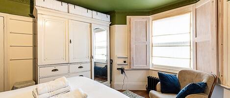 1 habitación, tabla de planchar con plancha y internet