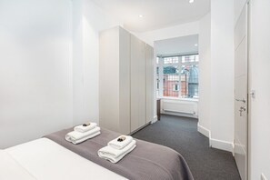 2 bedrooms, desk, iron/ironing board, internet