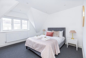 3 bedrooms, iron/ironing board, internet, bed sheets