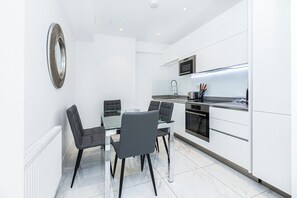 Fridge, microwave, oven, stovetop - Elegant Three-Bed Marylebone Flat Near Oxford Circus! (London)