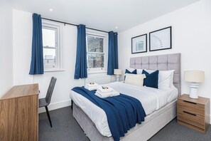 4 habitaciones, escritorio, tabla de planchar con plancha y internet 