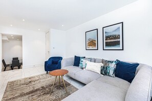 TV - Elegant Three-Bed Marylebone Flat Near Oxford Circus! (London)
