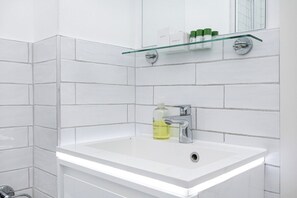 Douche, serviettes fournies