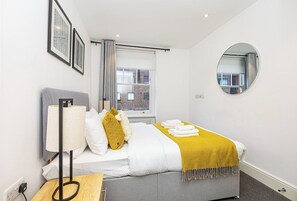 2 bedrooms, iron/ironing board, internet, bed sheets - Modern Flat, Steps from Oxford Street! (London)