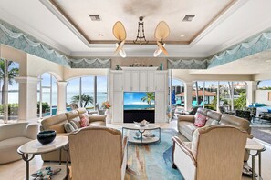 Smart-TV, Kamin, DVD-Player, Bücher