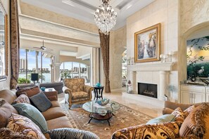 Smart-TV, Kamin, DVD-Player, Bücher