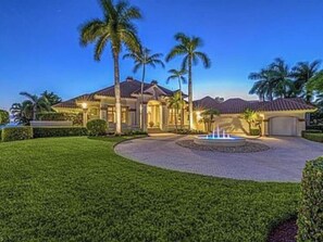 Exterior - Stunning Gulf waterfront pool and spa home (Marco Island)