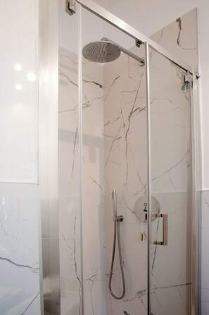 Dusche, umweltfreundliche Kosmetikartikel, Haartrockner, Bidet