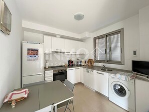 Refrigerador, microondas, lavavajillas y cafetera y tetera 