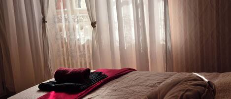 3 bedrooms, iron/ironing board, WiFi, bed sheets