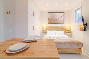 1 habitación, escritorio, tabla de planchar con plancha y wifi 