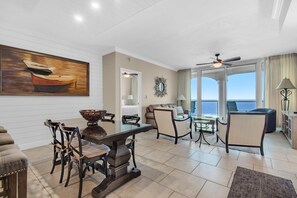 Condo, varias camas (Portofino Island Resort 3-1903) | Área de sala de estar | Televisión 