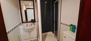 Hair dryer, towels, soap, toilet paper - Cozy 1 bed with countryside views near Peterborough (Yaxley)
