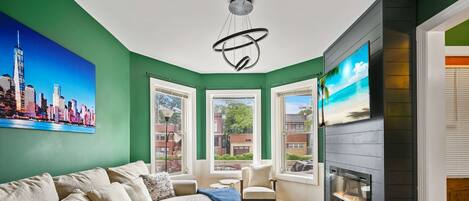 Smart-tv, een open haard, een stereo en een computerscherm